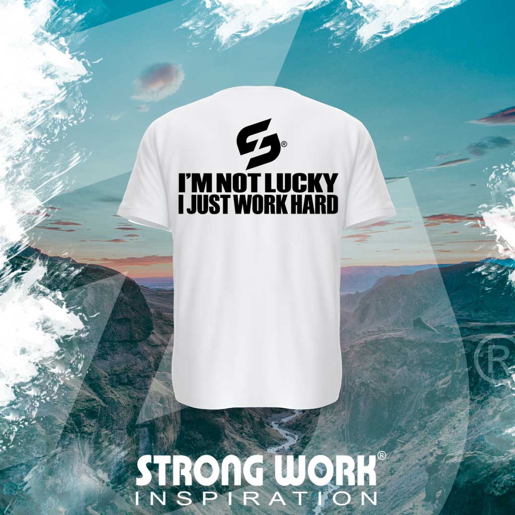 T-SHIRT EN COTON BIO STRONG WORK I'M NOT LUCKY I JUST WORK HARD POUR FEMME VUE DOS - VETEMENT DE SPORT ECO-RESPONSABLE